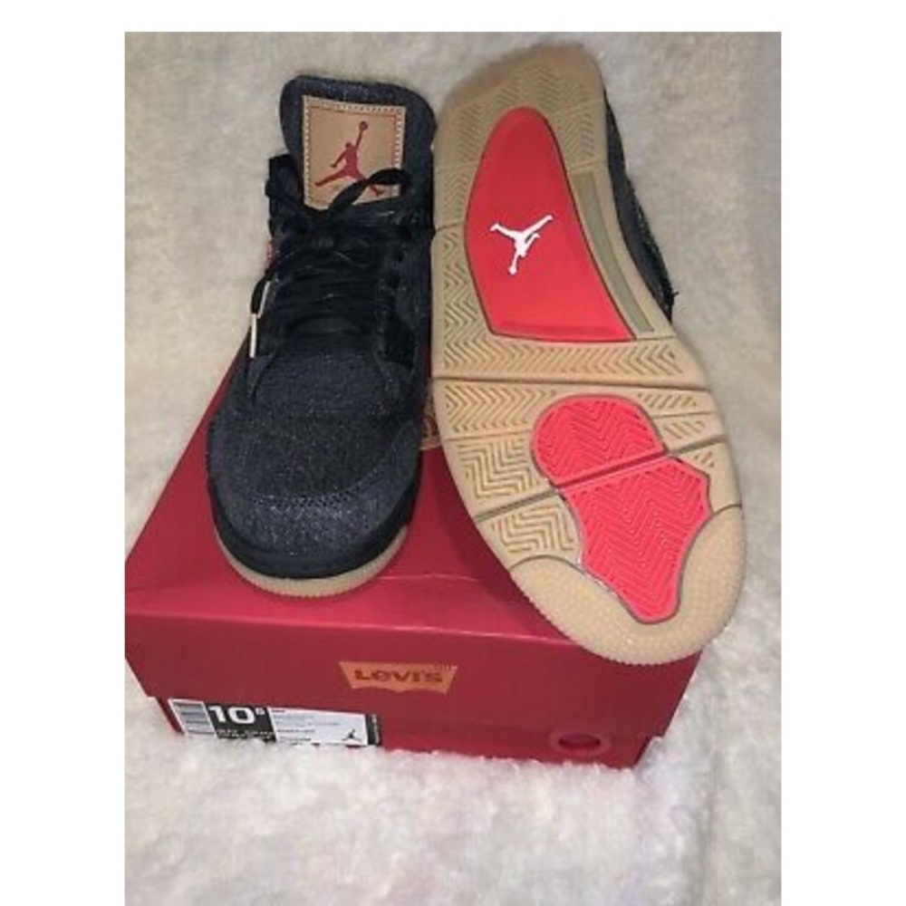 DS Jordan 4 Retro Levi's Black (Levi's Tag)